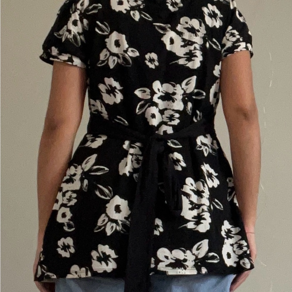 Size Medium Chic Black and White Floral Blouse With Waist Tie - Picture 3 of 9